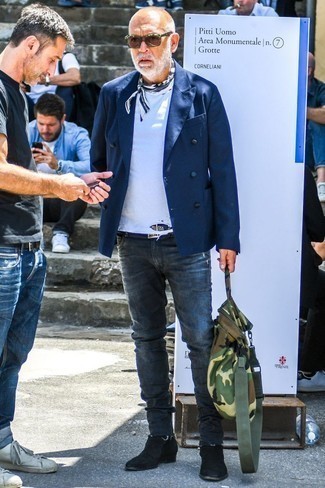 Как носить темно-синий двубортный пиджак с темно-серыми джинсами мужчине