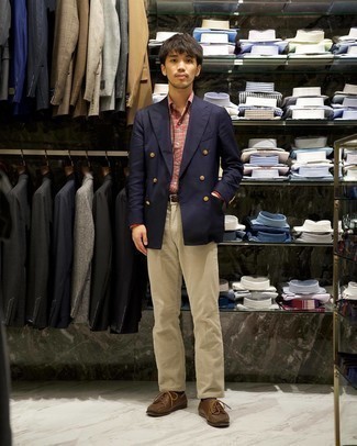 Какие джинсы носить с темно-синим двубортным пиджаком мужчине