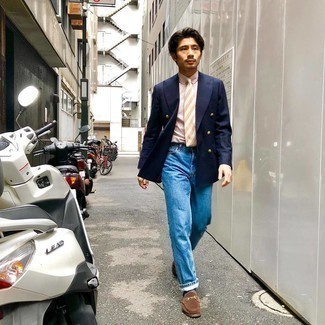 Какие джинсы носить с темно-синим двубортным пиджаком мужчине