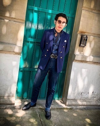 Какие джинсы носить с темно-синим двубортным пиджаком мужчине