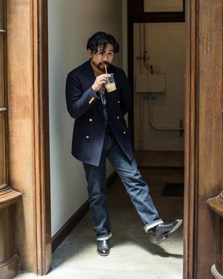 Какие джинсы носить с темно-синим двубортным пиджаком мужчине