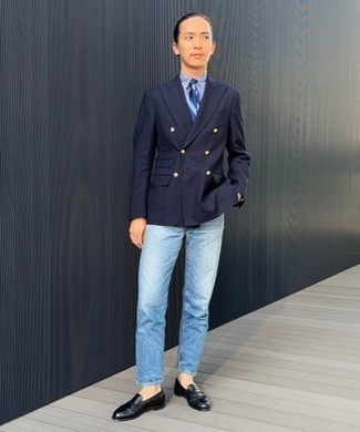 Как носить темно-синий двубортный пиджак с голубыми джинсами мужчине