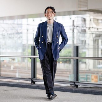 Какие лоферы носить с темно-синим двубортным пиджаком мужчине