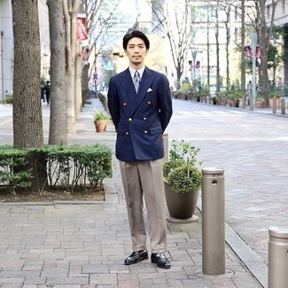 Какие лоферы носить с темно-синим двубортным пиджаком мужчине