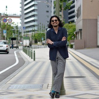 Какие лоферы носить с темно-синим двубортным пиджаком мужчине