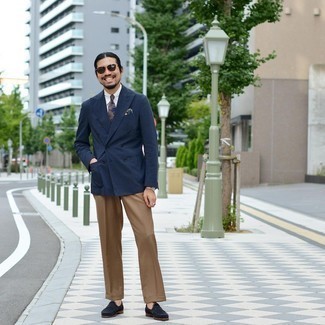 Какие лоферы носить с темно-синим двубортным пиджаком мужчине