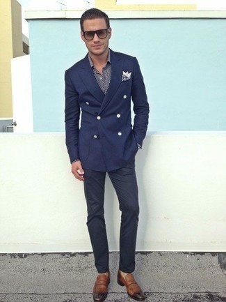 Как носить темно-синий двубортный пиджак с темно-синими брюками чинос