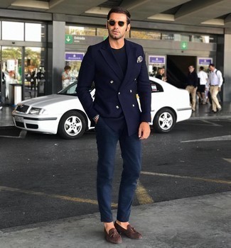 Как носить темно-синий двубортный пиджак с темно-синими брюками чинос