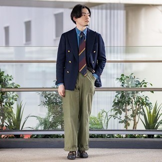 Как носить темно-синий двубортный пиджак с оливковыми брюками чинос