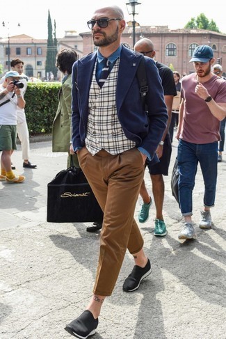 Какие жилеты носить с темно-синим двубортным пиджаком