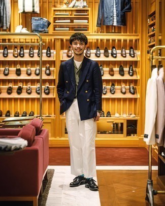 Как носить темно-синий двубортный пиджак с белыми классическими брюками мужчине