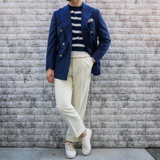 Как носить темно-синий двубортный пиджак с белыми низкими кедами мужчине