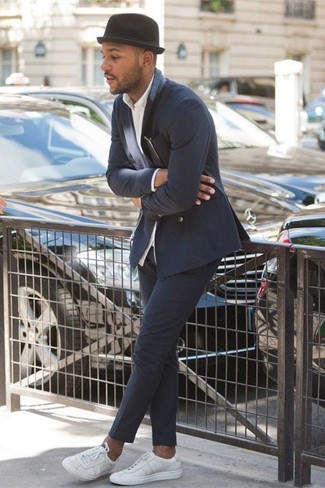 Как носить темно-синий двубортный пиджак с белыми низкими кедами мужчине
