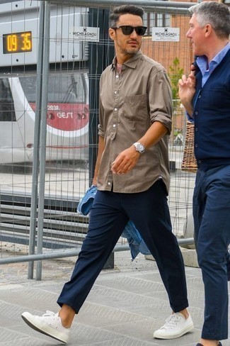 Какие джинсовые куртки носить с темно-синими классическими брюками мужчине