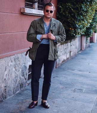 Какие полевые куртки носить с темно-синими классическими брюками