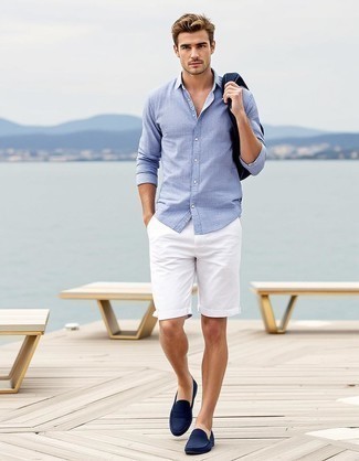 Какие шорты носить с темно-синими мокасинами мужчине