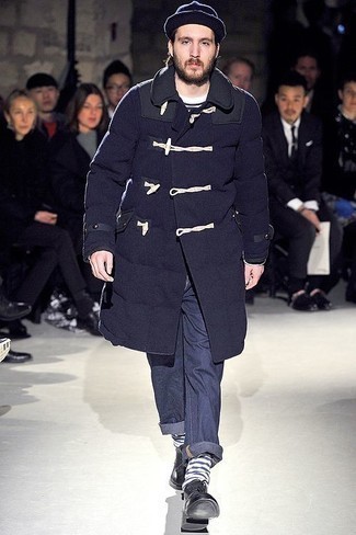 Как носить темно-синий дафлкот с синими брюками чинос