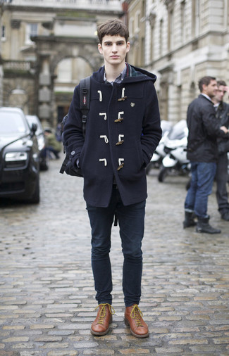Как носить темно-синий дафлкот с синими джинсами мужчине