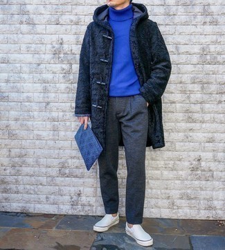 Как носить темно-синий дафлкот с темно-серыми брюками чинос