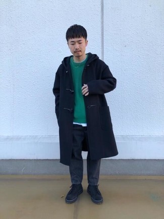 Какие свитера с круглым вырезом носить с темно-синим дафлкотом мужчине