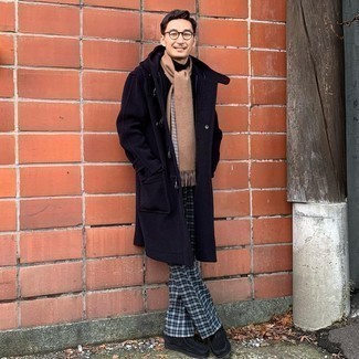 Какие классические брюки носить с темно-синим дафлкотом мужчине