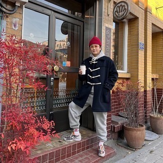 Как носить темно-синий дафлкот с серым спортивным костюмом мужчине