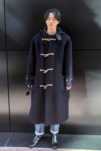 Какие джинсы носить с темно-синим дафлкотом мужчине