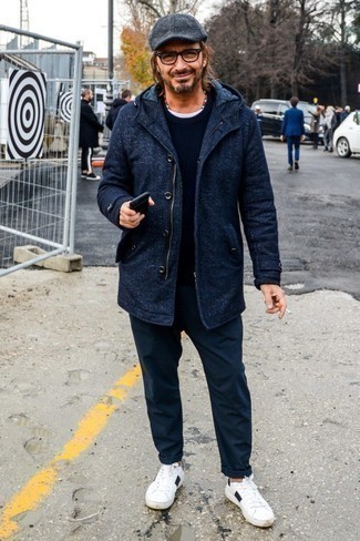 Как носить темно-синий дафлкот с темно-синими брюками чинос