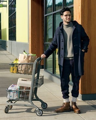 Какие водолазки носить с темно-синим дафлкотом мужчине