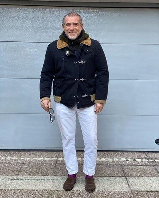 Как носить темно-синий дафлкот с белыми брюками чинос