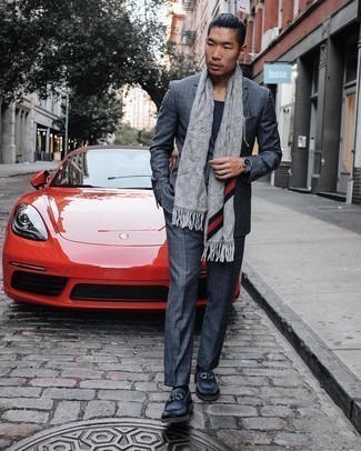 С чем носить темно-синие лоферы с украшением мужчине