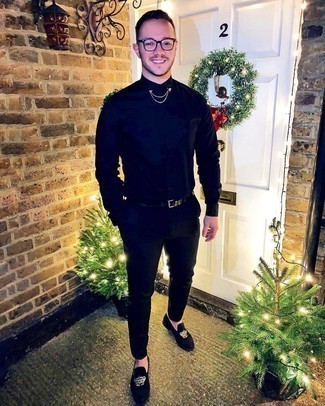 С чем носить темно-синюю рубашку с длинным рукавом с украшением мужчине