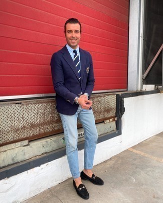 С чем носить темно-синий пиджак с вышивкой мужчине