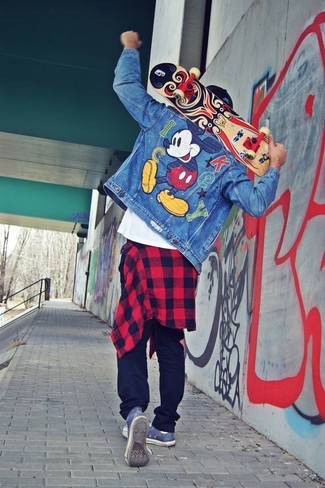 С чем носить темно-синюю куртку с вышивкой мужчине