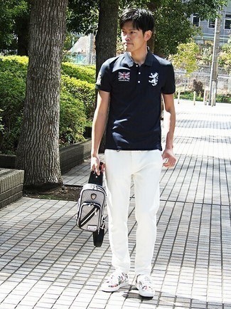 С чем носить темно-синюю футболку-поло с вышивкой мужчине