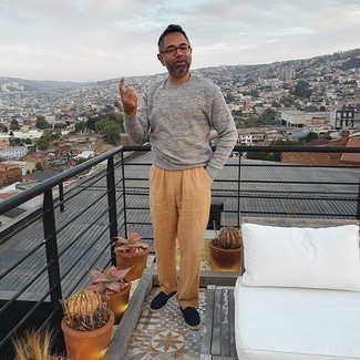 Какие свитера с круглым вырезом носить с темно-синими эспадрильями мужчине