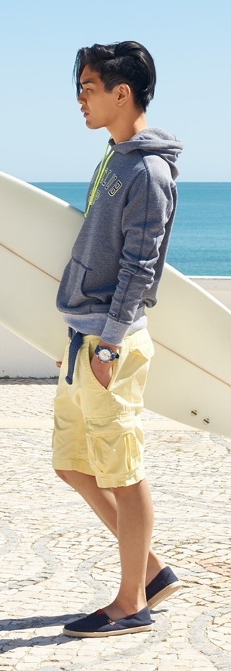 Какие шорты носить с темно-синими эспадрильями мужчине