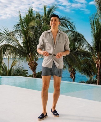 Какие шорты носить с темно-синими эспадрильями мужчине