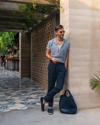 Какие майки носить с темно-синими эспадрильями мужчине