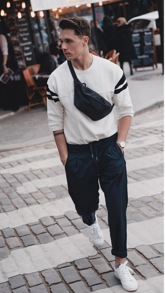 С чем носить темно-синюю поясную сумку мужчине