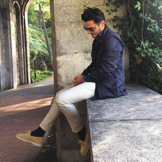 Как носить темно-синюю полевую куртку с бежевыми брюками чинос