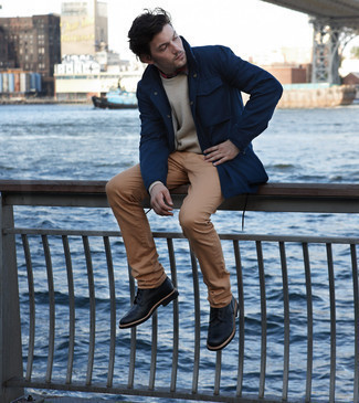 Какие свитера с круглым вырезом носить с темно-синей полевой курткой