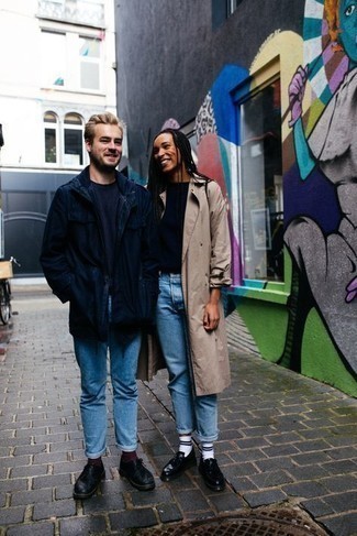 Как носить темно-синюю полевую куртку с голубыми джинсами