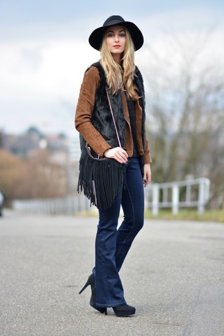 Как носить темно-синие джинсы-клеш с черными замшевыми ботильонами