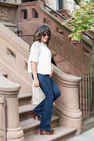 Какие сабо носить с темно-синими джинсами-клеш