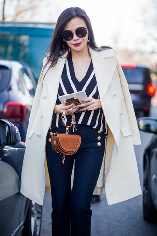 Какое пальто носить с темно-синими брюками-клеш