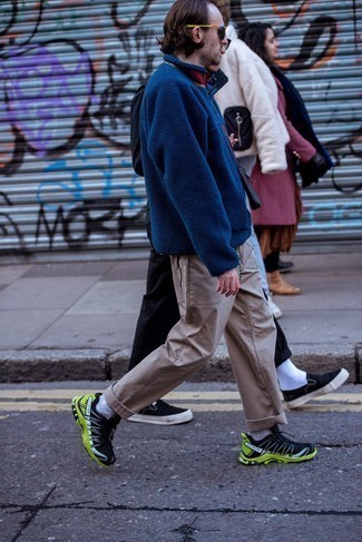 С чем носить темно-синий флисовый свитер с воротником на молнии мужчине