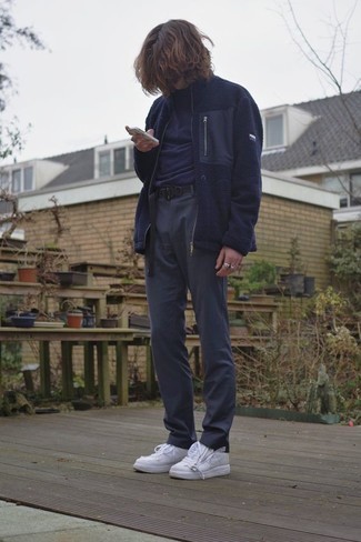 С чем носить темно-синий флисовый свитер на молнии мужчине