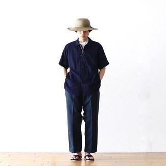 Какие брюки чинос носить с темно-синими сланцами