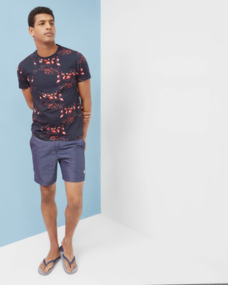 Какие шорты носить с темно-синими сланцами мужчине